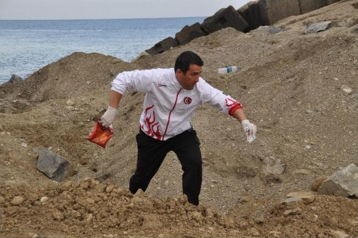 Belediye Başkanı Sahili Temizledi