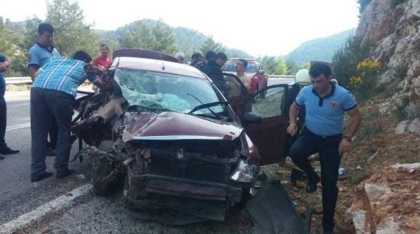 Seydikemer&rsquo;de Trafik Kazası: 1&rsquo;i Ağır 3 Yaralı