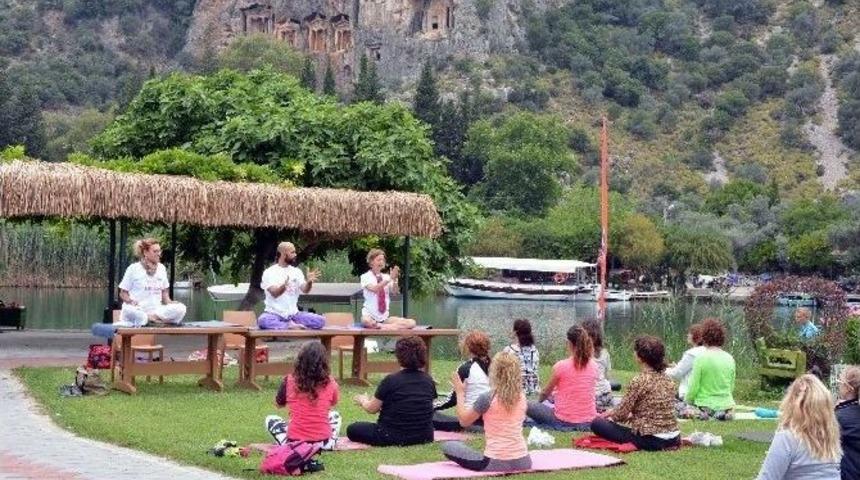 Tarihi Kaya Mezarları Eşliğinde Dostluk Ve Barış İ&ccedil;in Yoga