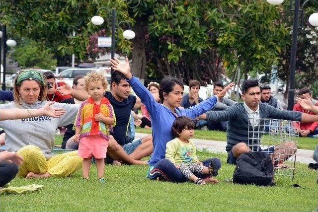 Tarihi Kaya Mezarları Eşliğinde Dostluk Ve Barış İ&ccedil;in Yoga 1