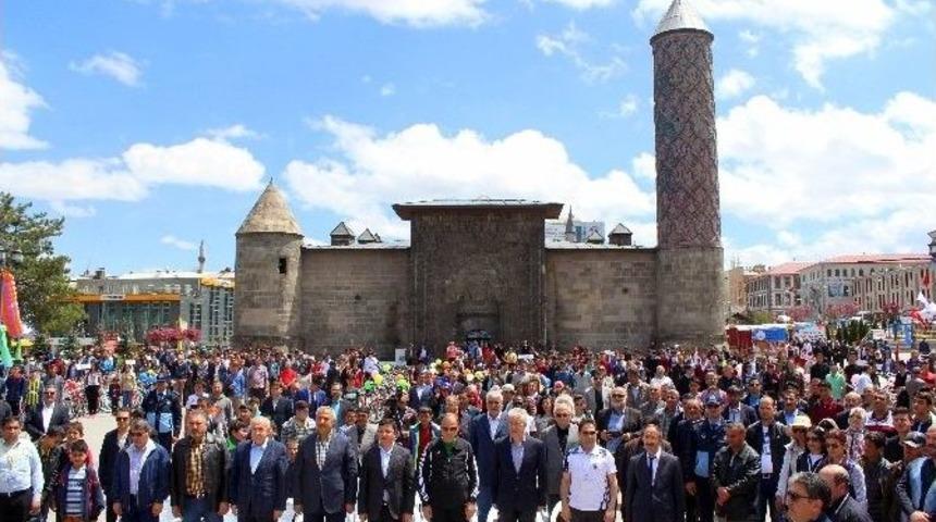 &Ouml;nce S&uuml;t Sonra Bisiklet Dağıttılar