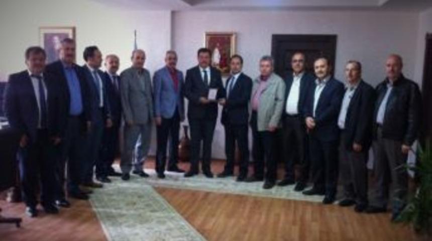G&uuml;ny&uuml;z&uuml;l&uuml;ler Derneği&rsquo;nden Necmi &Ouml;zen&rsquo;e Plaket