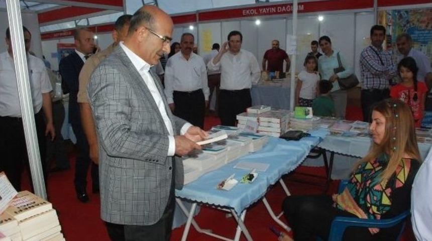 Vali Demirtaş, Ayaklarıyla Hayata Tutunan Ayşe Işık&rsquo;ın İmza Etkinliğine Katıldı