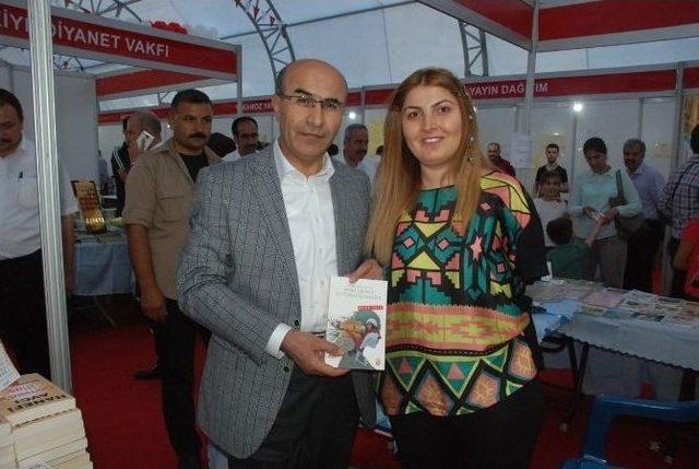 Vali Demirtaş, Ayaklarıyla Hayata Tutunan Ayşe Işık&rsquo;ın İmza Etkinliğine Katıldı 1