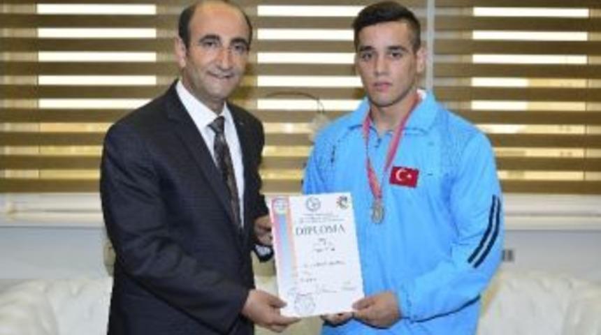 Yıldırımlı G&uuml;reş&ccedil;i Rakip Tanımıyor