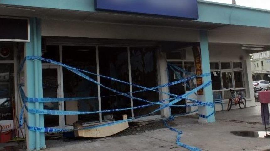 Alaşehir&rsquo;de Otob&uuml;s Firmasının Yazıhanesini Ateşe Verdiler