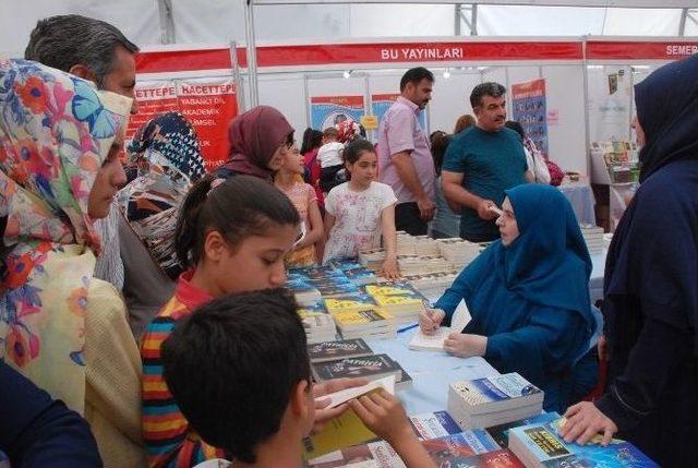 Yazar Emine Şenlikoğlu Okurlarıyla Buluştu