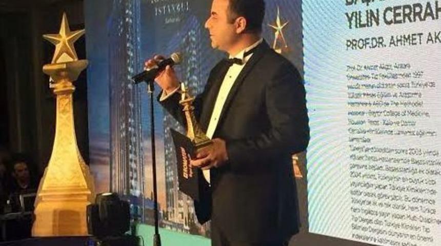 Prof. Dr. Ahmet Akg&uuml;l, Yılın En İyi Cerrahı Se&ccedil;ildi
