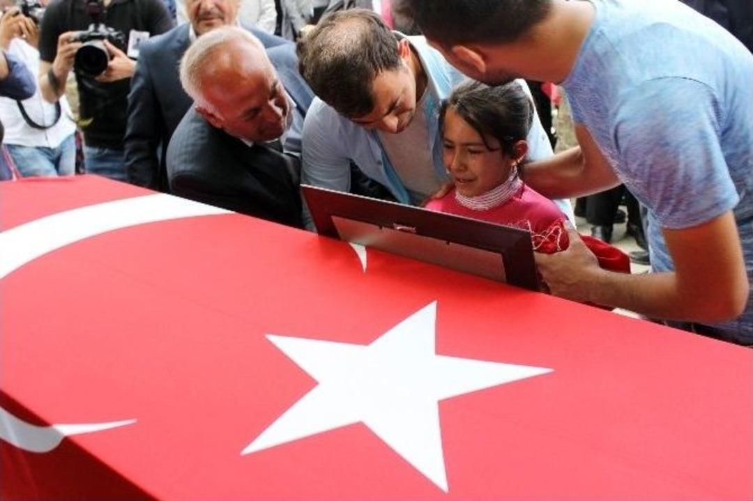 Kahramanmaraşlı Şehidin Cenaze T&ouml;reninde Vali G&uuml;ven&ccedil;er Baygınlık Ge&ccedil;irdi