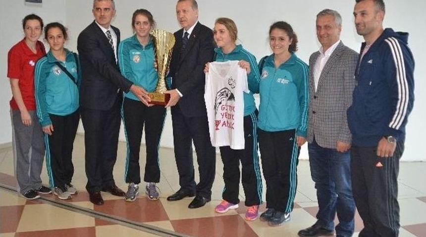 Cumhurbaşkanı Erdoğan, Rize&rsquo;nin Kupası&rsquo;nı Kaldırdı