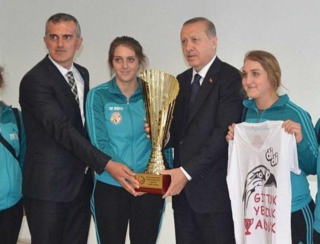 Cumhurbaşkanı Erdoğan, Rize’nin Kupası’nı Kaldırdı