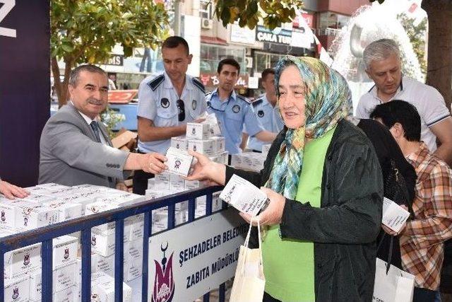 Şehzadeler&rsquo;den Vatandaşlara Kandil İkramı 1