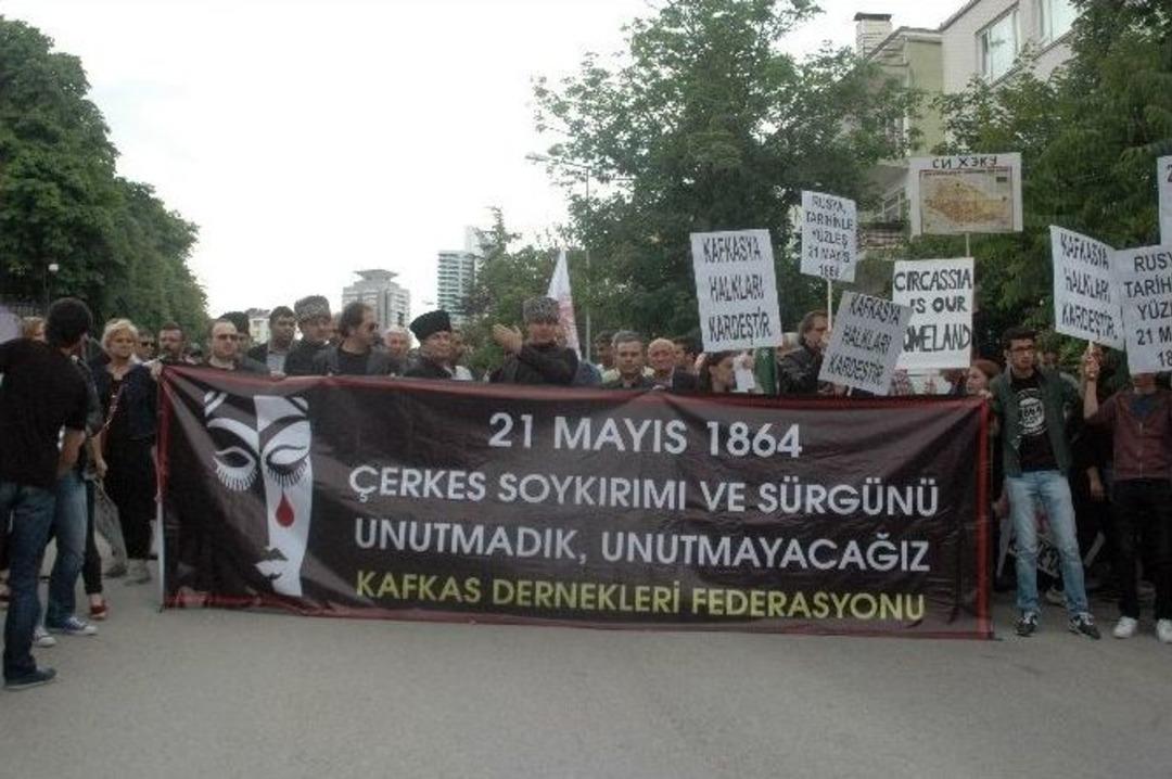 Rus El&ccedil;iliği &Ouml;n&uuml;nde &Ccedil;erkez Soykırımı Protestosu