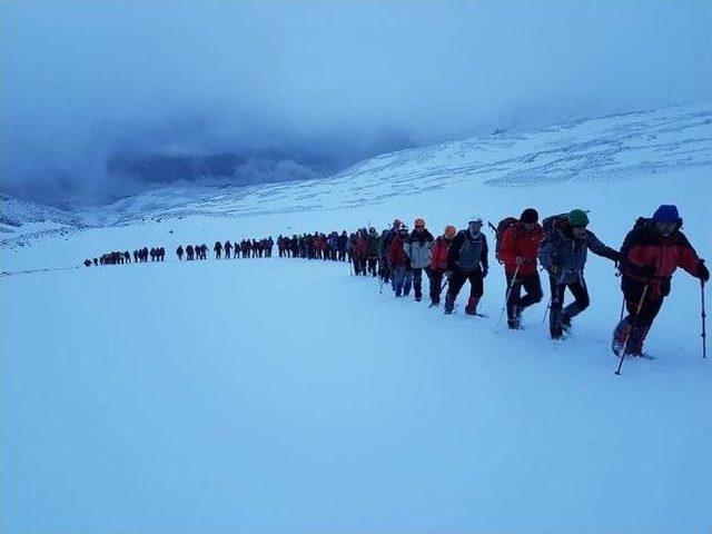 Mudosk Sporcusu Erciyes Dağı Zafer Tırmanışını Tamamladı