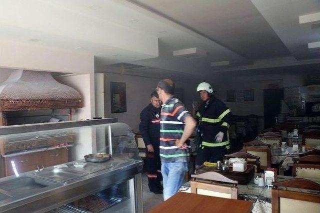 Restorantta Çıkan Yangın Mahalleliyi Sokağa Döktü