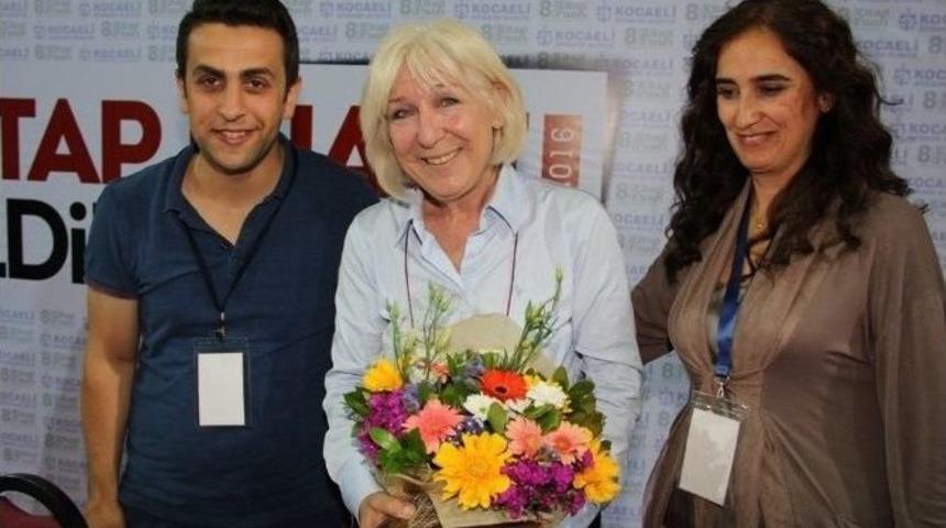 Gazeteci-yazar Banu Ava Kitap Fuarı&rsquo;nda Konuştu