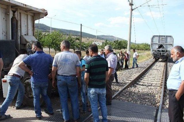 Kahramanmaraş&rsquo;ta Y&uuml;k Treni Kamyonu Bi&ccedil;ti 1