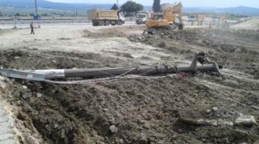 Kazı Yapan Kep&ccedil;e Elektrik Direğini Devirdi