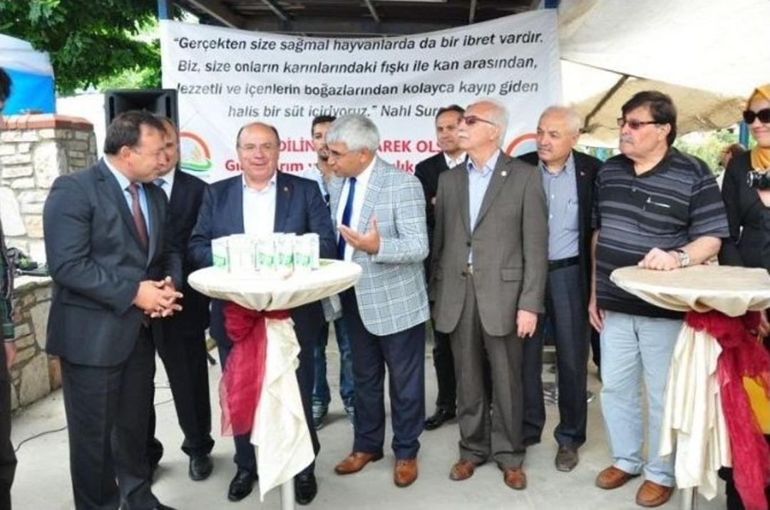 Vali &Ccedil;i&ccedil;ek Milas&rsquo;ta S&uuml;t Dağıttı