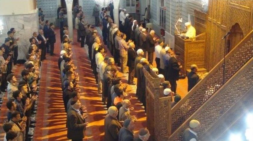 Berat Kandili&rsquo;nde Vatandaşlar Camilere Akın Etti