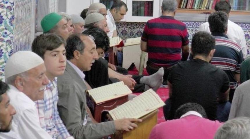 Şanlıurfa&rsquo;da Vatandaşlar Camilere Sığmadı