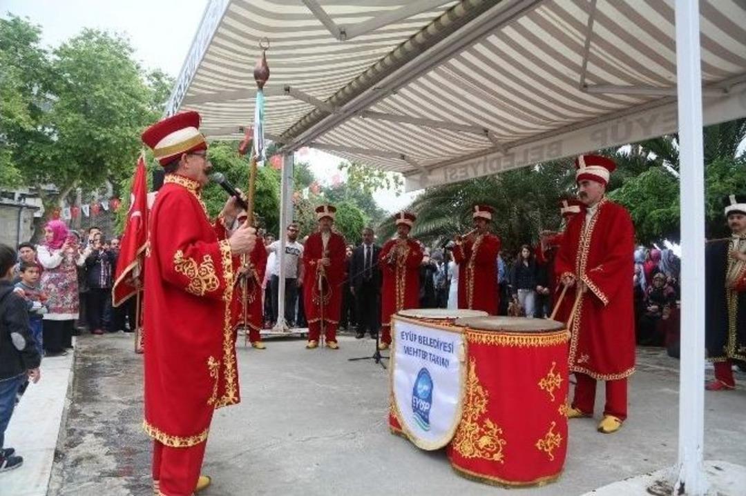 Ey&uuml;p Sultan&rsquo;da Eller Kandil İ&ccedil;in A&ccedil;ıldı