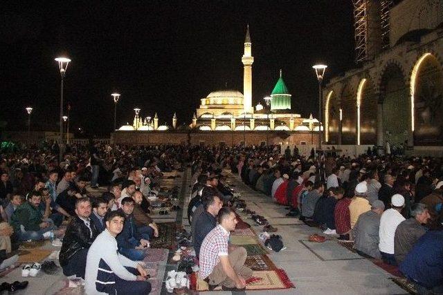 Berat Kandili&rsquo;nde Mevlana T&uuml;rbesi Doldu 1