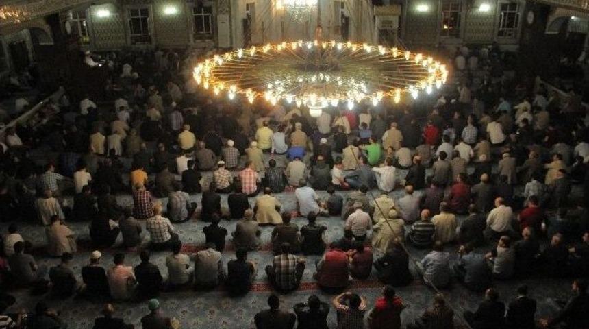 Elazığ&rsquo;da Camiler Doldu Taştı