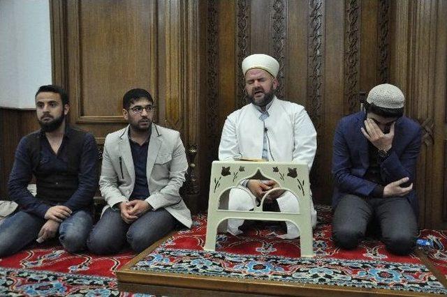 Berat Kandili’nde Vatandaşlar Camilere Akın Etti 1