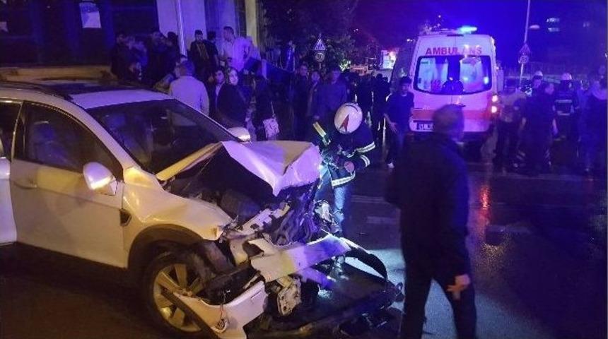 Cipin &Ccedil;arptığı Minib&uuml;s Devrildi: 4 Yaralı