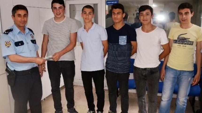 Futbolcu Gen&ccedil;lerden &Ouml;rnek Davranış