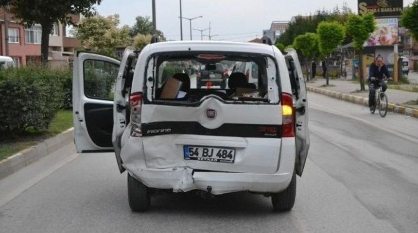 Annesinin Elinden Yola Fırlayan &Ccedil;ocuk, Kazaya Neden Oldu: 1 Yaralı