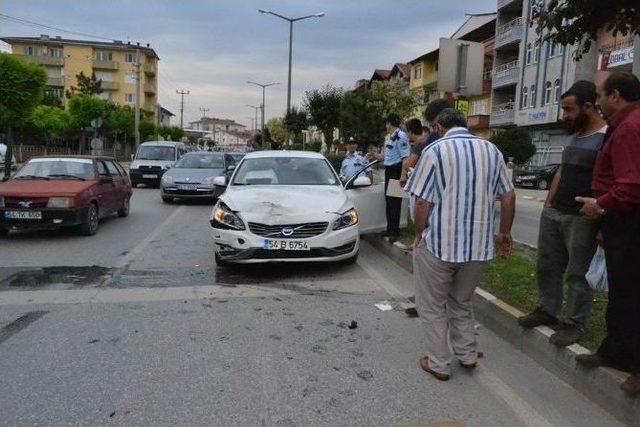 Annesinin Elinden Yola Fırlayan Çocuk, Kazaya Neden Oldu: 1 Yaralı