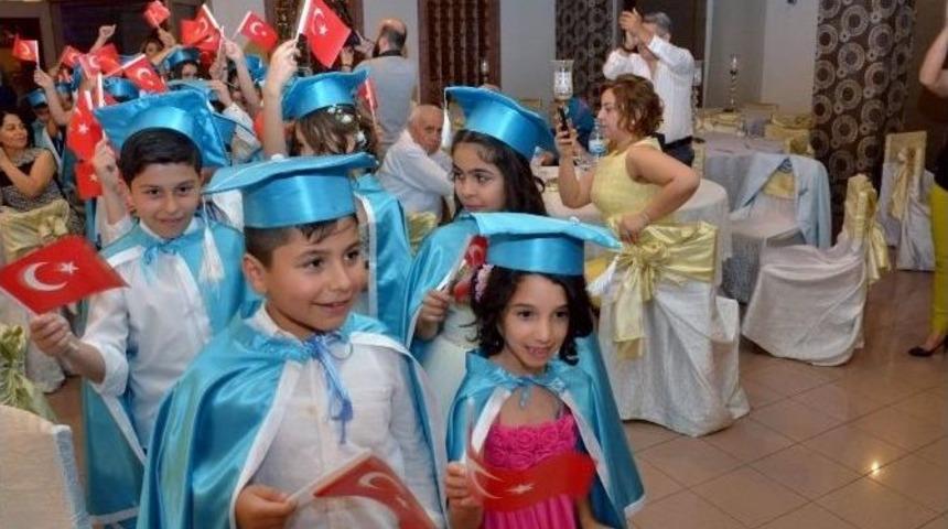 Minik &Ouml;ğrencilerin Mezuniyet Coşkusu