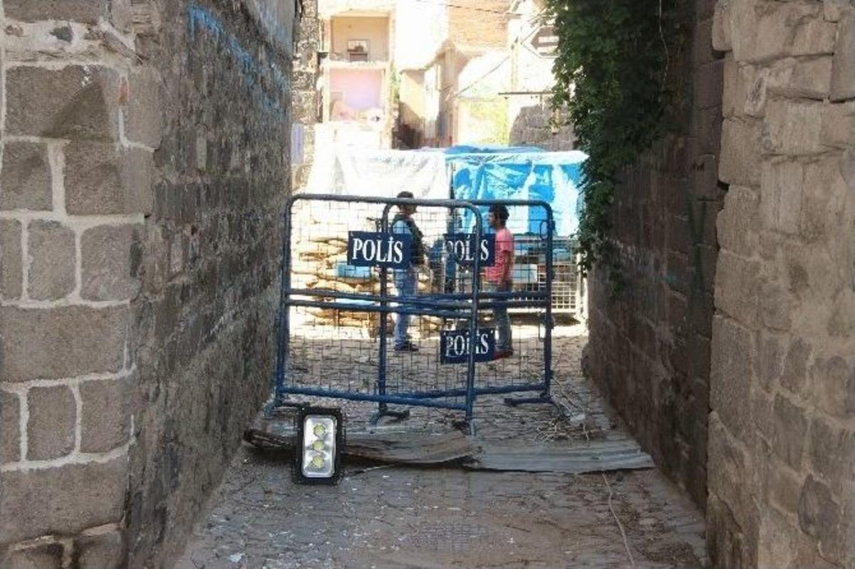 Sur&rsquo;da Vatandaşlar, Yasağın Kalktığı 3 Mahalleye Akın Etti