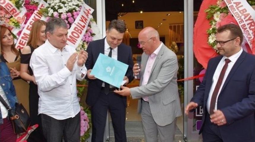 Başkan Eşkinat Yeni A&ccedil;ılan Mağazanın Ruhsatını Teslim Etti