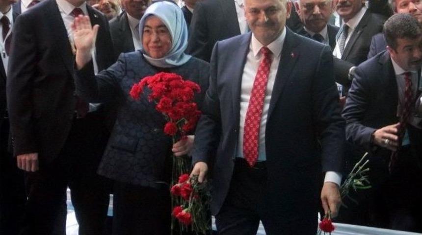 Ak Parti&rsquo;nin Genel Başkan Adayı Yıldırım, Kongre Salonu&rsquo;nda Partilileri Selamladı