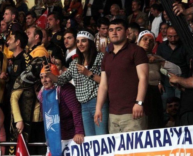 Ak Parti’nin Genel Başkan Adayı Yıldırım, Kongre Salonu’nda Partilileri Selamladı