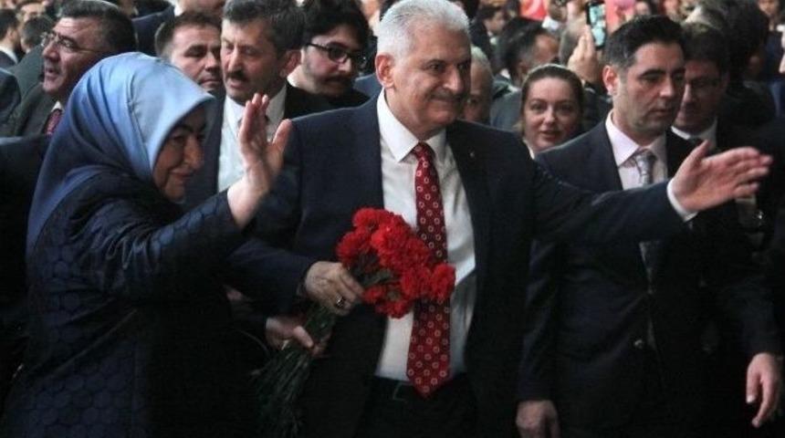 Binali Yıldırım Salona Giriş Yaptı