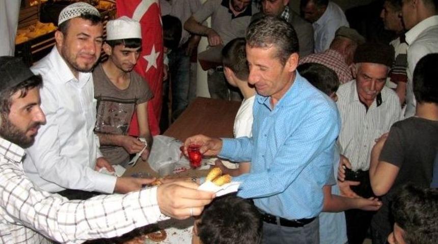 Araban Muhabbet Eğitim K&uuml;lt&uuml;r Ve Yardımlaşma Derneği Kandil Simidi İkram Etti