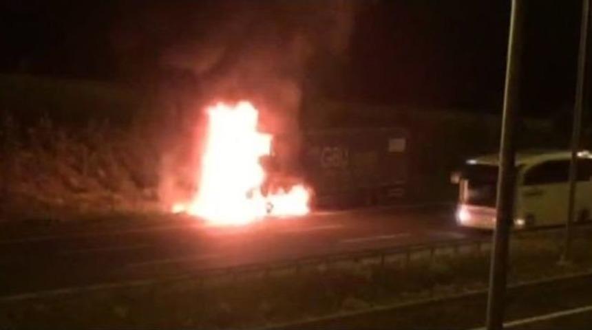 (&ouml;zel Haber ) Bolu Dağı&rsquo;nda Tır Alev Alev Yandı