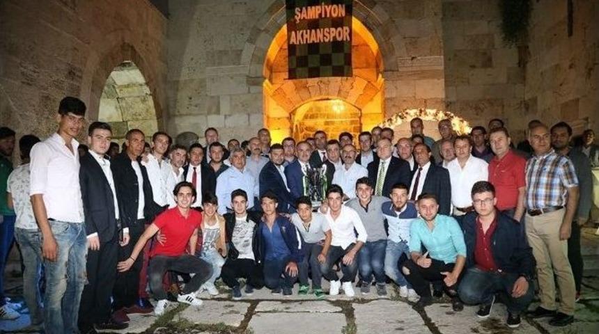 Başkan G&uuml;rlesin, Amat&ouml;r Futbolcuların Şampiyonluk Sevincini Paylaştı
