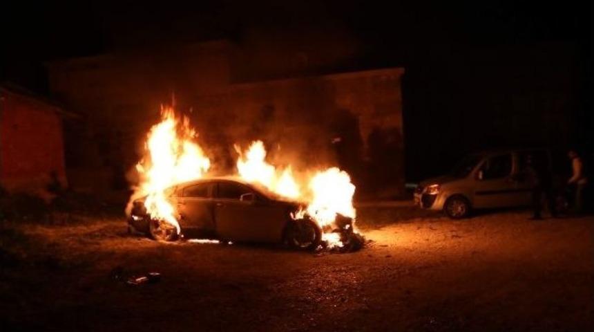 L&uuml;ks Otomobil Alev Alev Yandı