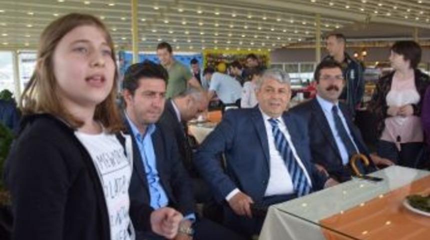 K&uuml;&ccedil;&uuml;k Kız S&ouml;yledi, Vali Hayranlıkla Dinledi