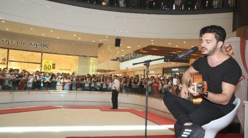 İlyas Yal&ccedil;ıntaş Kahramanmaraş&rsquo;ta Hayranlarıyla Buluştu