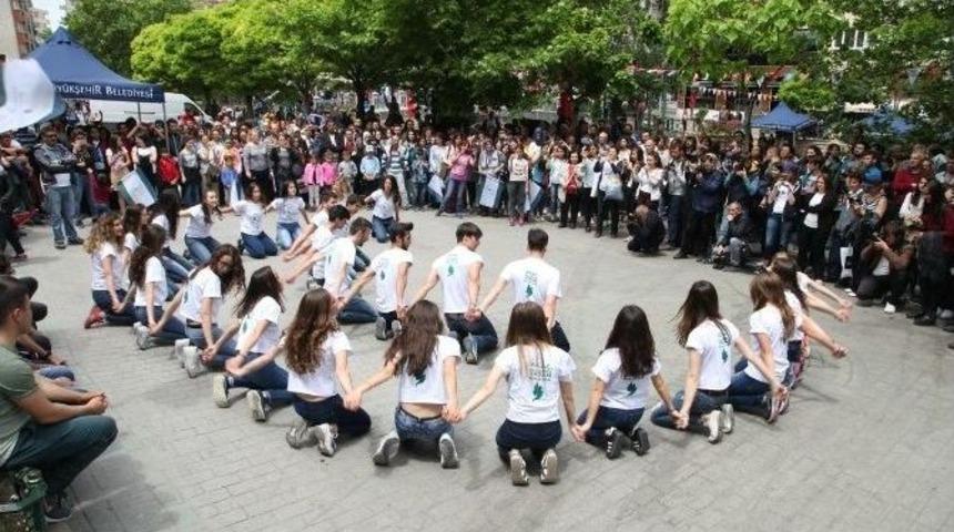 Festival Y&uuml;r&uuml;y&uuml;ş&uuml; Karnaval Havasında Ge&ccedil;ti