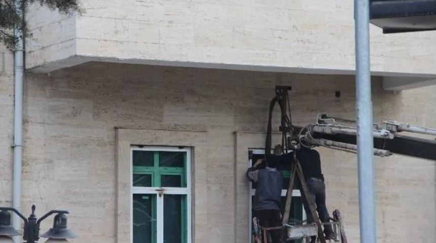 Valilik Binasına Kurşun Ge&ccedil;irmez Cam Takıldı