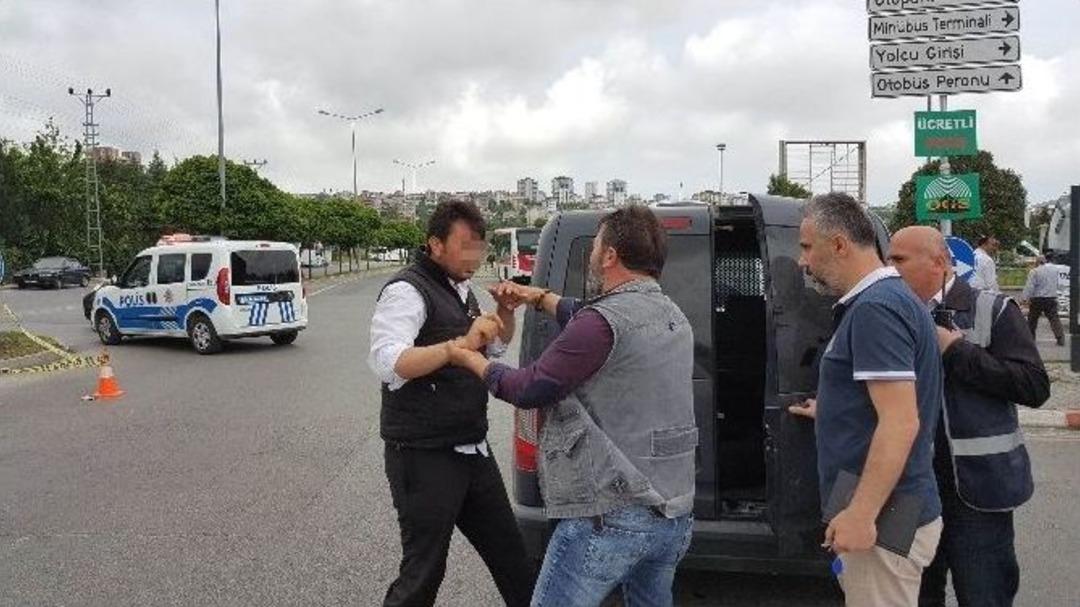 Otob&uuml;s Terminali &Ouml;n&uuml;ndeki Yolcu Kavgasında Muhtar Silah Kullandı