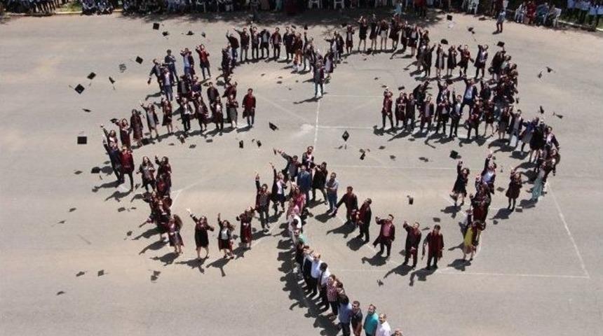 Mezun Olan Liseli &Ouml;ğrenciler Fig&uuml;r &Ccedil;izerek Kep Attı