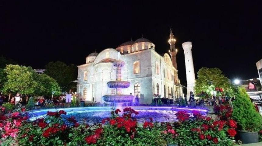 Berat Kandili’nde Vatandaşlara Şerbet İkram Edildi